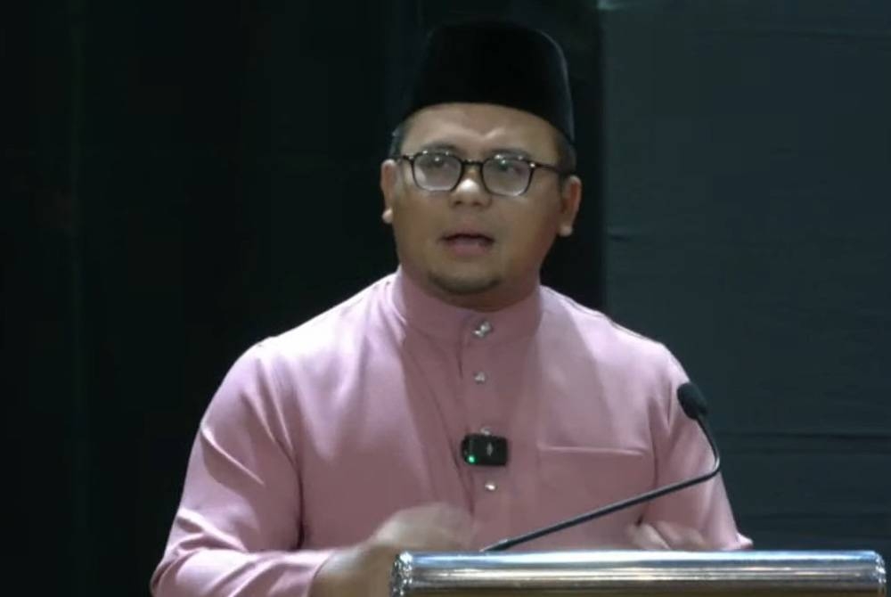 Amirudin semasa berucap pada Majlis Perhimpunan Bulanan Penjawat Awam dan Pemimpin Masyarakat di Auditorium, Dewan Jubli Perak, Bangunan SUK Selangor pada Jumaat.