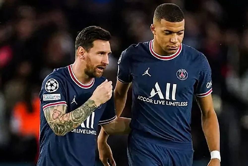 Messi (kiri) mahu Mbappe mencari kelab terbaik sekiranya mahu meninggalkan PSG. - Foto Agensi