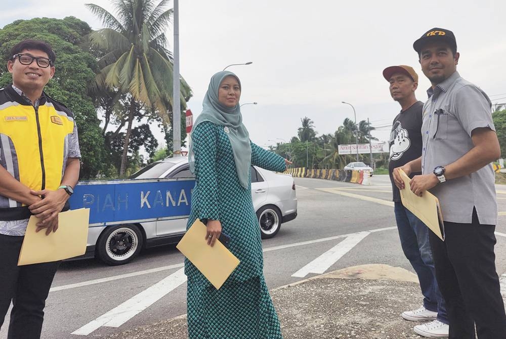 Juwairiya (dua dari kiri) bersama JKR Daerah Kuala Selangor meninjau keadaan persimpangan Jalan Teluk Piah di sini yang didakwa penduduk sebagai &#039;simpang maut&#039; berikutan berlakunya kekerapan kemalangan jalan raya.