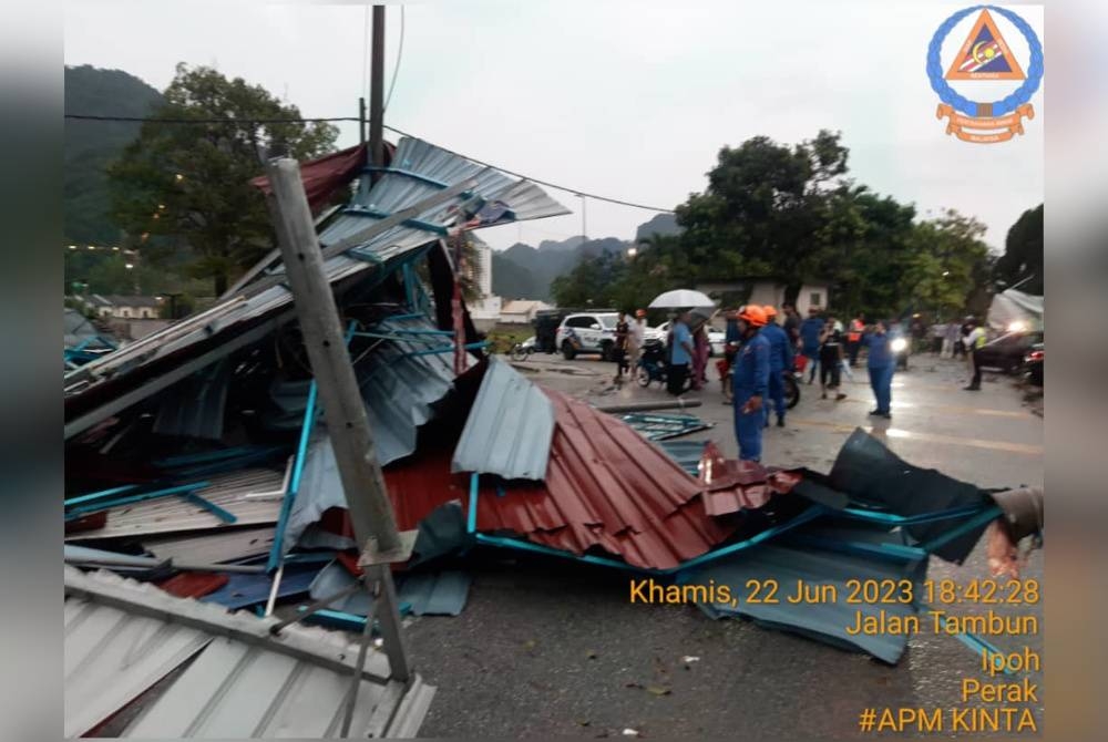 Anggota APM Kinta memantau dan membuat penilaian risiko di kawasan kejadian ribut di Taman Perpaduan pada Khamis. - Foto ihsan APM Kinta