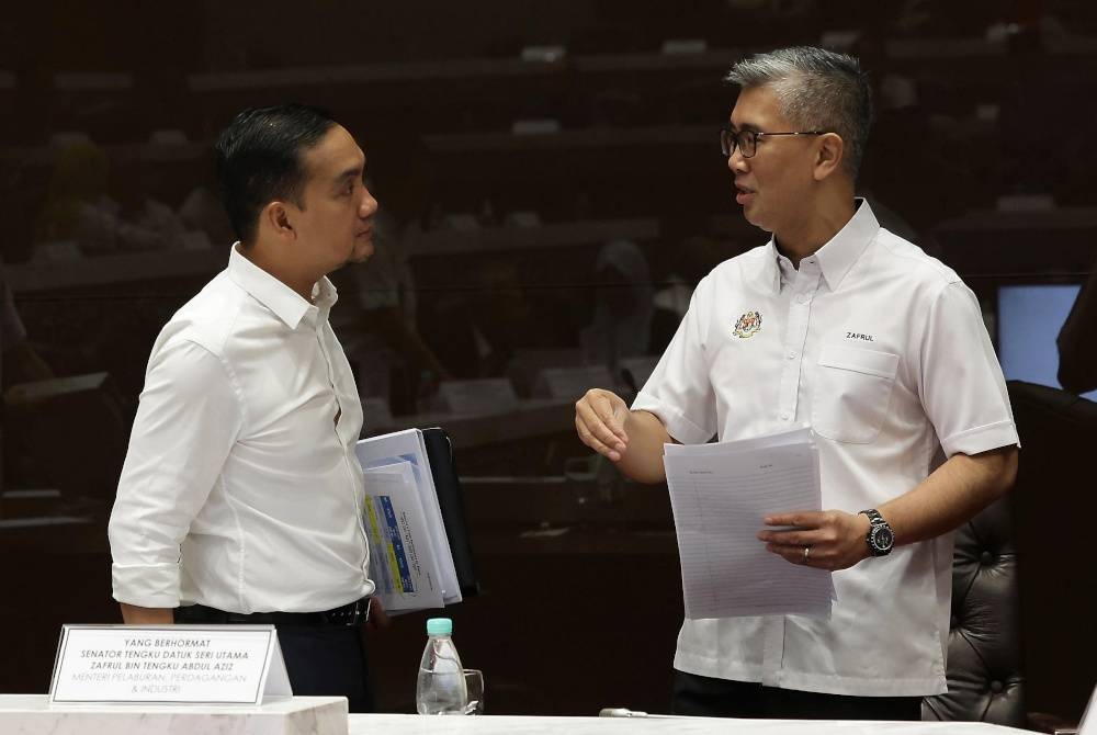 Tengku Zafrul (kanan) berbincang sesuatu dengan Onn Hafiz selepas Mesyuarat Jawatankuasa Bersama Penyelarasan Industri (JBI) di Bangunan Dato' Jaafar Muhamad Kota Iskandar. - Foto Bernama