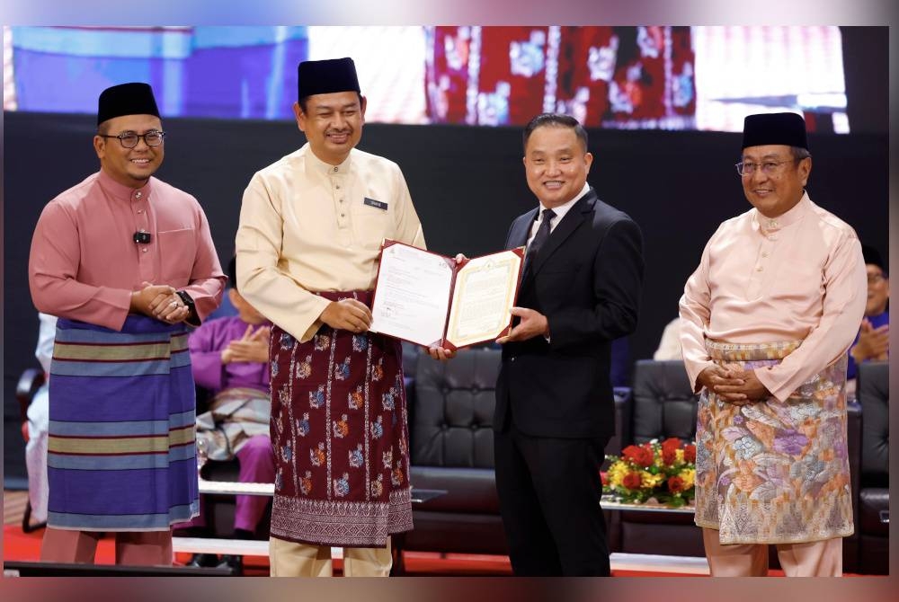 Menteri Besar Selangor, Datuk Seri Amirudin Shari (kiri) menyaksikan penyerahan Watikah Pembubaran Dewan Negeri Selangor oleh Suee Lim (dua, kanan) kepada Shafie (dua, kiri) di Dewan Jubli Perak, Bangunan Sultan Abdul Aziz pada Jumaat. - Foto Bernama