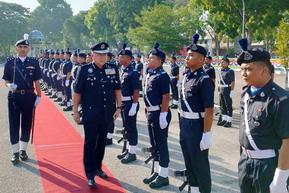 Kok Chin ketika melakukan pemeriksaan kawalan kehormat ketika lawatan kerjanya di Ibu Pejabat Polis Daerah Seberang Perai Tengah, pada Jumaat.