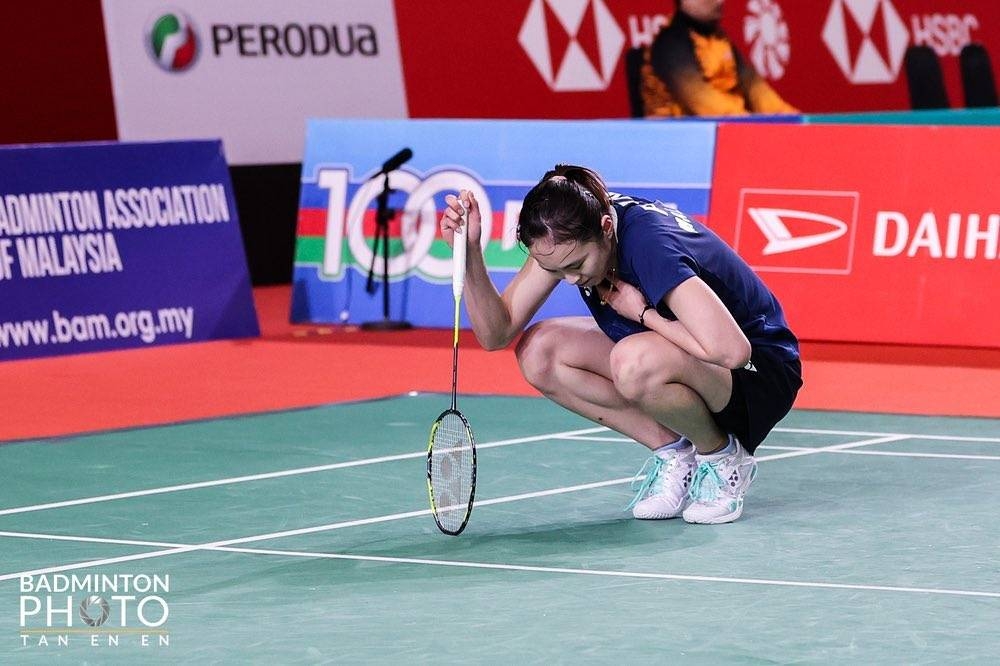 Pearly terpaksa menarik diri pada pusingan pembukaan Terbuka Singapura 7 Jun lalu kerana mengalami kecederaan. - Foto Badminton Photo