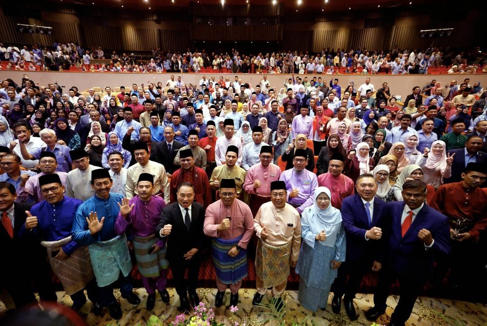 Amirudin (tengah) bersama penjawat awam pada Majlis Perhimpunan Bulanan Bersama Penjawat Awam Dan Pemimpin Masyarakat Negeri Selangor di Dewan Jubli Perak Bangunan Sultan Abdul Aziz pada Jumaat. - Foto Bernama