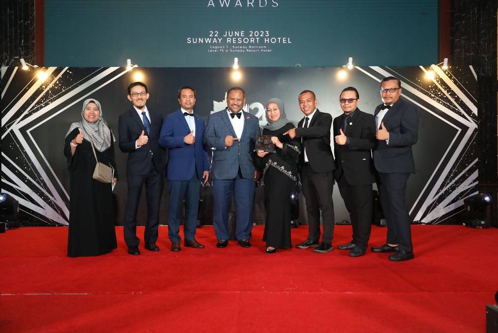 Ramli (lima dari kanan) bergambar bersama kakitangan KDEBWM (dari kiri) Mahfuzah Muhamad Tarmidi, Ahmad Rizal Mohd Daud, Idris Mohamed Yusof, Shaikhah Abdul Karim (empat dari kanan), Aisar Sukran (tiga dari kanan), Abdul Hafiz Abd Rahman (dua dari kanan) dan Faizal Tuah (kanan).