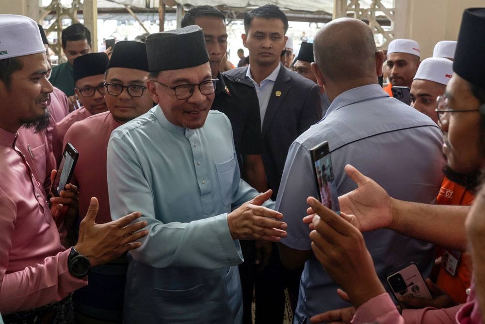 Perdana Menteri Datuk Seri Anwar Ibrahim bersalaman dengan para jemaah selepas menunaikan solat Jumaat di Masjid Bandar Tun Hussien Onn. - Foto Bernama.