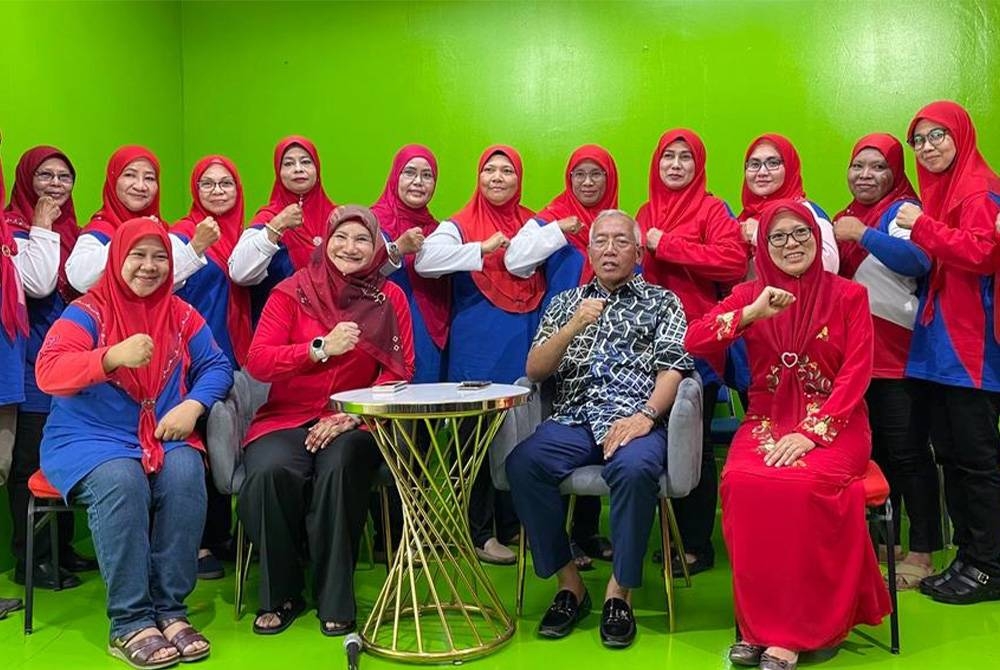 Mahdzir (depan, dua dari kanan) bersama ahli UMNO di Pejabat UMNO Pendang pada Jumaat.