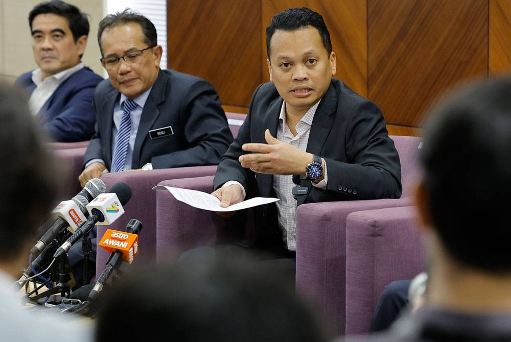 Nik Nazmi pada sidang media mengenai pelarasan tarif elektrik bagi tempoh 1 Julai hingga 31 Disember 2023 di Putrajaya pada Jumaat.- Foto: Bernama