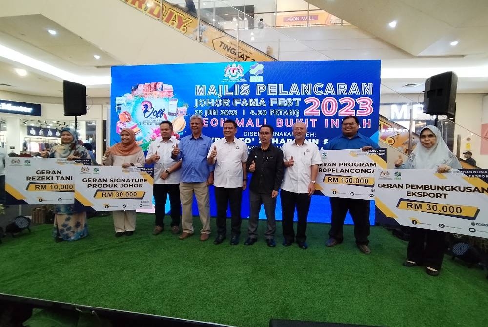 Zahari (lima dari kanan) pada program Johor FAMA Fest 2023 di Aeon Bukit Indah pada Jumaat.