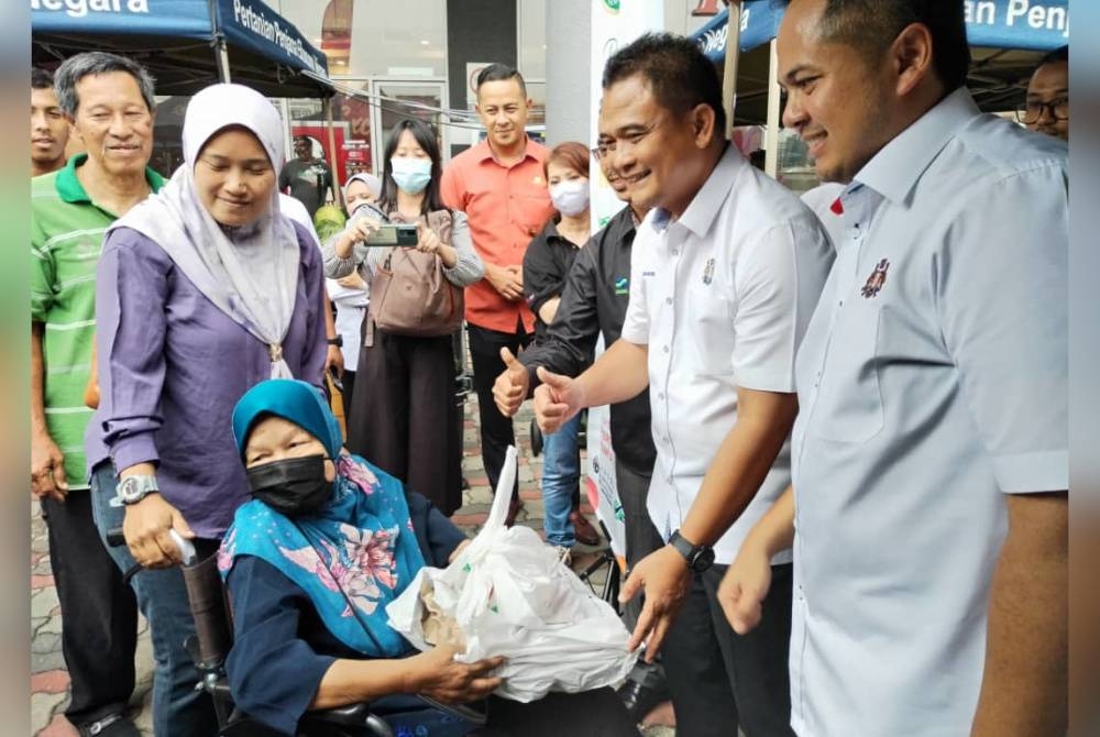 Zahari (dua dari kanan) bersama pengunjung FAMA Fest di AEON Bukit Indah, pada Jumaat.