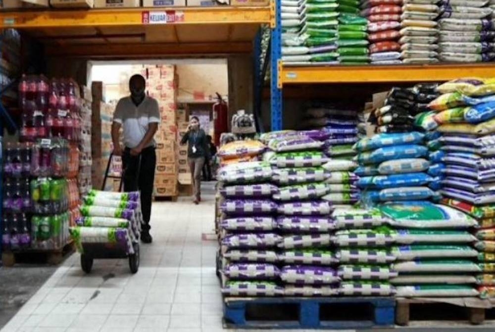 Kerajaan menetapkan harga kawalan maksimum jualan beras tempatan di peringkat kilang dan borong sebagai tindakan segera memastikan harga pasaran beras tempatan dalam negara sentiasa stabil serta terkawal. - Foto Bernama