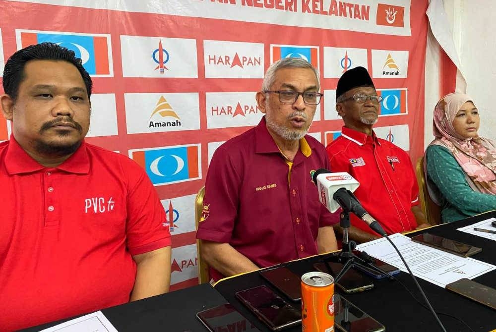 Khalid (dua, kiri) semasa sidang akhbar di Pejabat Amanah Kelantan, Kota Bharu pada Sabtu.