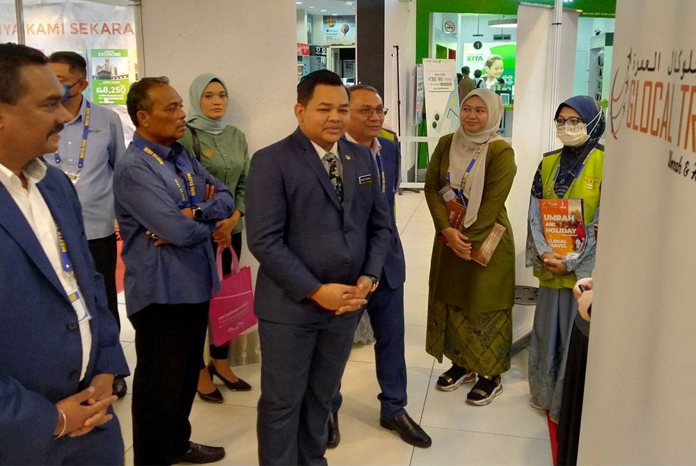 Mohd Firdaus (tengah) membuat lawatan ke lebih 30 pempamer yang mengambil bahagian dalam Kedah Matta Fair 2023 di Central Square, Sungai Petani bermula 23 hingga 25 Jun ini.