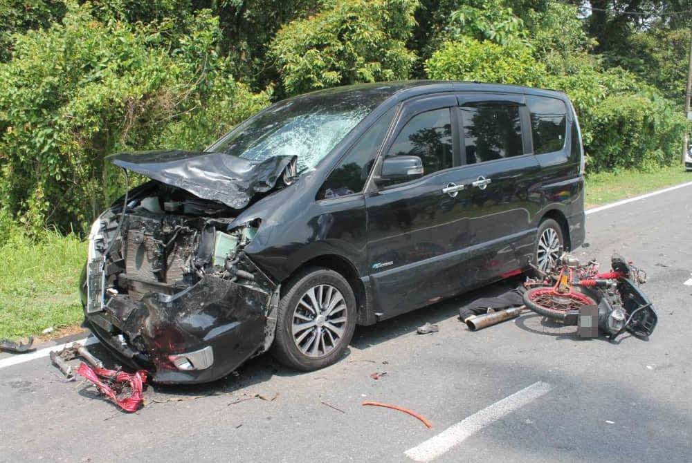 Keadaan MPV dan motosikal yang terlibat kemalangan hingga meragut tiga nyawa di Jalan Benta-Lamir dekat Kampung Langgar pada Sabtu.