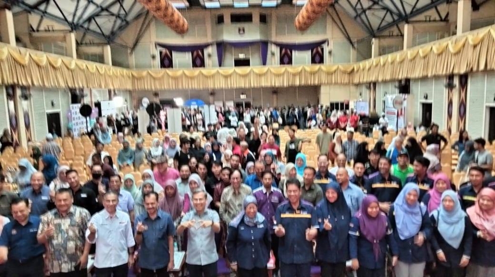 Fahmi (depan, lima dari kiri) menunjukkan &#039;mini love&#039; ketika bergambar kenangan bersama warga di UiTM Cawangan Kampus Machang selepas merasmikan Jelajah Saya Digital 2023 Kelantan pada Sabtu.