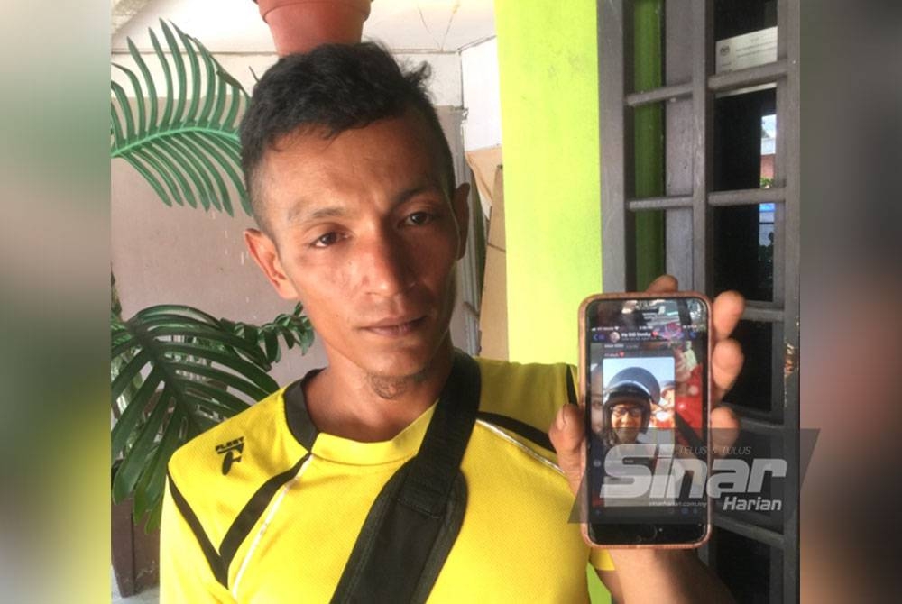 Muhamad Shaiful menunjukkan gambar swafoto Mustaffa sebelum dikhabarkan terlibat kemalangan paramotor pada petang Jumaat.