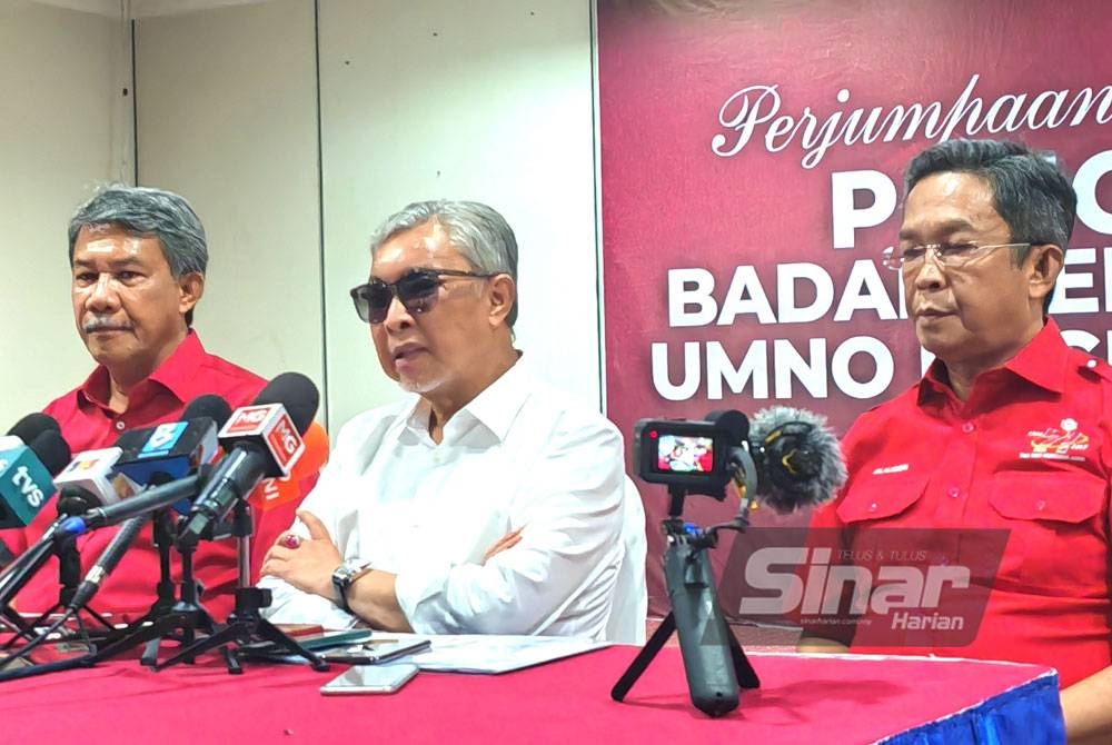 Ahmad Zahid (tengah) pada sidang akhbar di Wisma UMNO Negeri Sembilan.