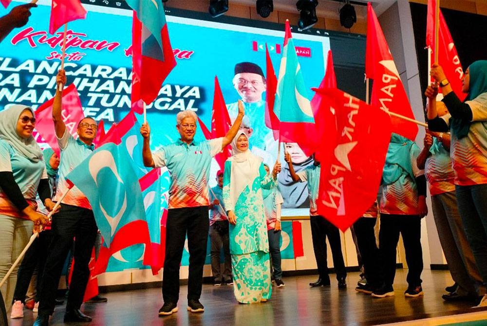 Fadhlina (kanan) bersama Ahmad Zakiyuddin ketika melancarkan jentera pilihanraya DUN Pinang Tunggal pada Sabtu.