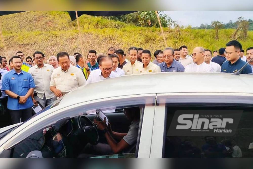 Wan Rosdy (tengah) dan Abdul Rahman ketika menyempurnakan pelancaran penyerahan projek siap dan pembukaan LTU Seksyen 5B dan sebahagian Seksyen 5A pada Sabtu.