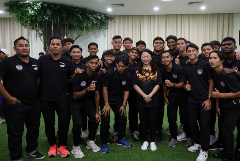 Menteri Belia dan Sukan, Hannah Yeoh bersama pemain hoki remaja selepas Majlis Pelancaran Logo Rasmi Kejohanan FIH Hoki Piala Dunia Remaja Lelaki 2023 di Menara Shaftsbury pada Sabtu. - Foto Bernama