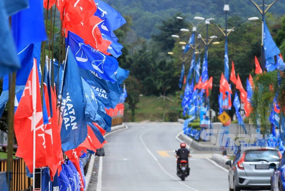 Poster bendera parti bertanding sempena kempen Pilihan Raya Umum ke-15 lalu. - FOTO ROSLI TALIB