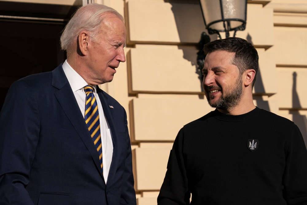 Presiden Amerika Syarikat (AS) Joe Biden (kiri) dan Presiden Ukraine Volodymyr Zelensky. - AFP