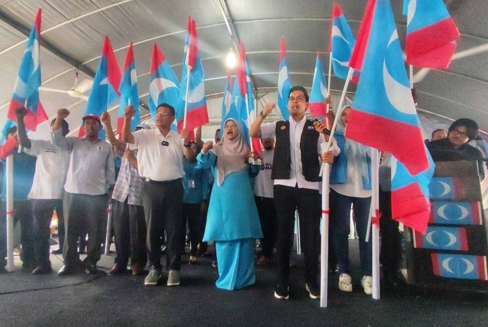 Setiausaha Agung Parti Keadilan Rakyat (PKR), Datuk Seri Saifuddin Nasution Ismail (dua kiri) bersama sebahagian pimpinan Keadilan Kedah ketika Pelancaran Jentera Pilihanraya Keadilan Kedah di perkarangan Pejabat Keadilan Kedah, di sini pada Sabtu.