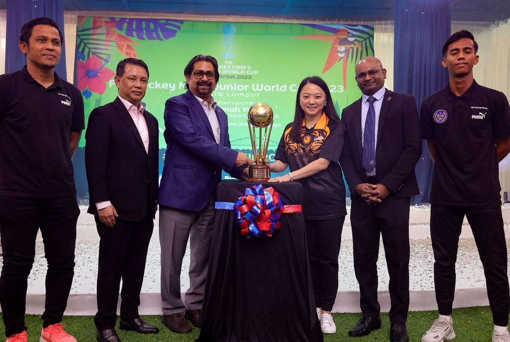 Hannah bersama piala rasmi Kejohanan Hoki Piala Dunia Remaja 2023 pada Majlis Pelancaran Logo Rasmi di Menara Shaftsbury pada Sabtu.