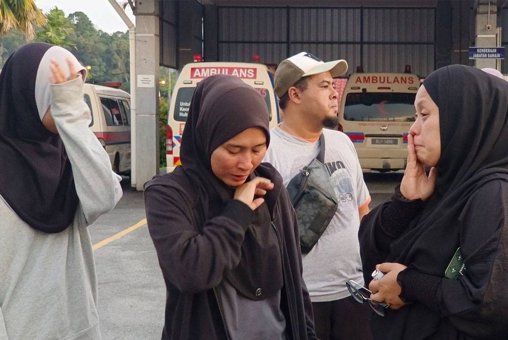 Suasana hiba menyelubungi pekarangan Hospital Gerik apabila Syamimi Aiyuni (tengah) dan Huzairah (kanan) tidak dapat menahan sebak dengan tragedi yang meragut nyawa pasangan suami isteri di Jalan Gerik-Jeli.