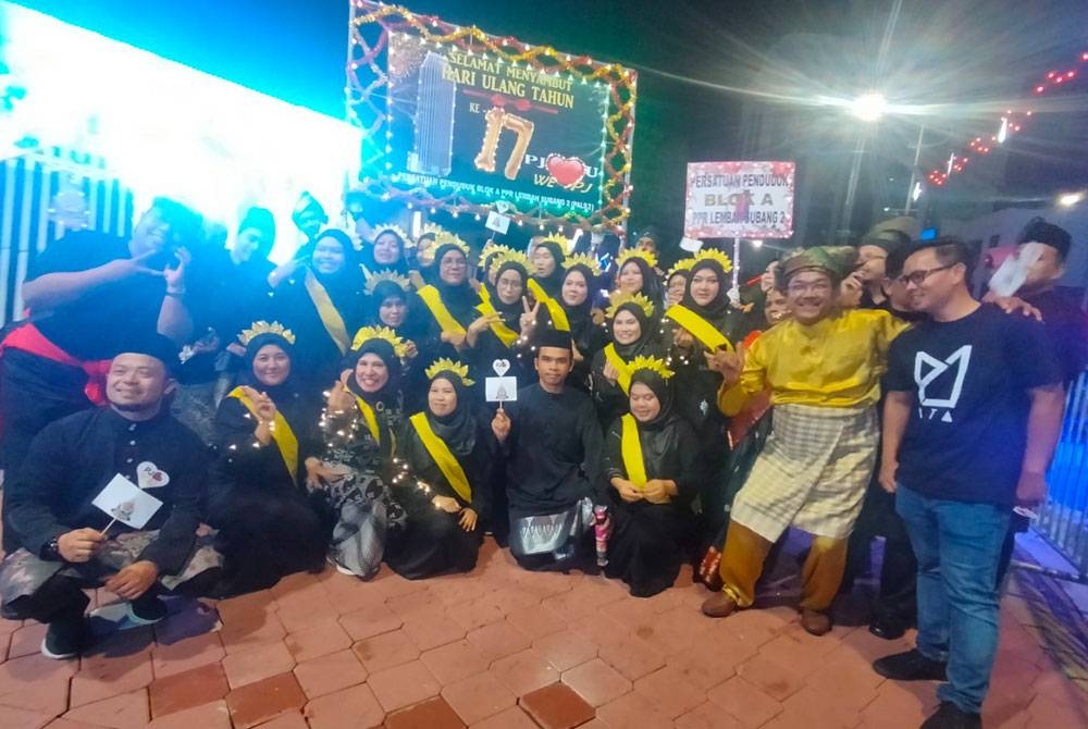 Persatuan Penduduk Blok A PPR Lembah Subang 2 bergambar bersama selepas menyertai pertandingan perarakan.