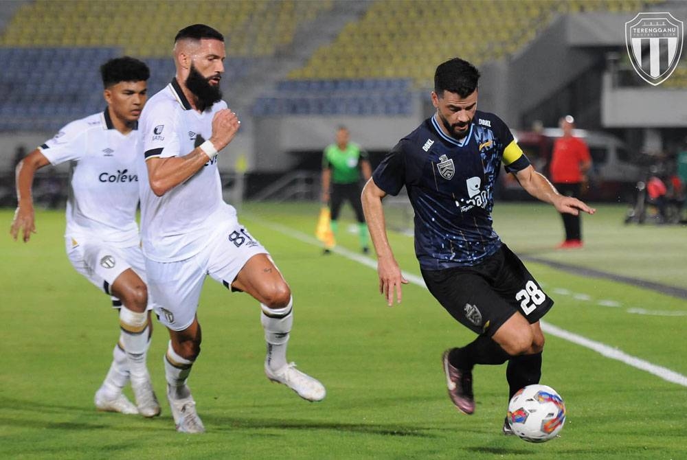 Josue (kanan) sandaran KL City dalam misi melakar keputusan positif ke atas TFC dalam aksi separuh akhir Piala FA di Stadium Sultan Mizan Zainal Abidin, Gong Badak pada Ahad.