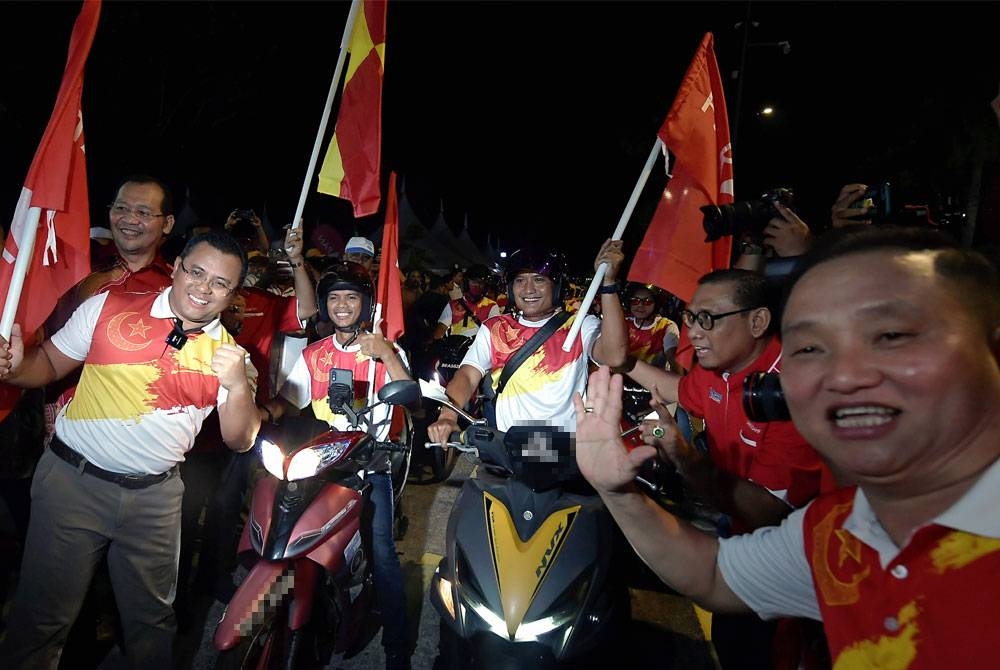 Pengerusi Pakatan Harapan Negeri Selangor yang juga Naib Presiden Parti Keadilan Rakyat (PKR) Datuk Seri Amirudin Shari (kiri) ketika gimik Majlis Pelancaran Jentera Pilihan Raya Pakatan Harapan Selangor di Dataran Kemerdekaan Shah Alam pada Sabtu. 