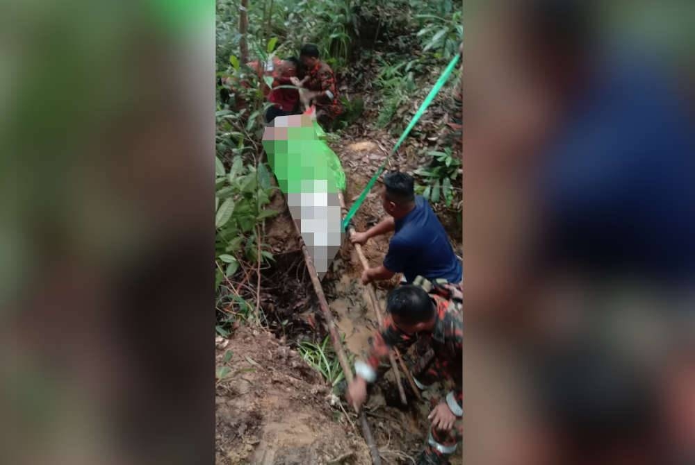 Pasukan bomba berusaha membawa keluar mayat mangsa dari hutan menggunakan &#039;scoop stretcher&#039;.