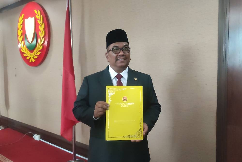 Muhammad Sanusi menunjukkan surat perkenan dipersembahkan kepada Sultan Kedah, Sultan Sallehuddin Sultan Badlishah untuk pembubaran DUN Kedah di Wisma Darul Aman pada Ahad.