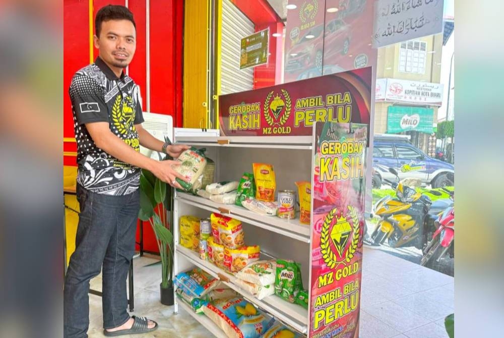 Barangan makanan yang diberikan secara percuma oleh pemilik kedai emas di sini kepada golongan asnaf bagi meringankan beban ekoran peningkatan kos sara hidup ketika ini.