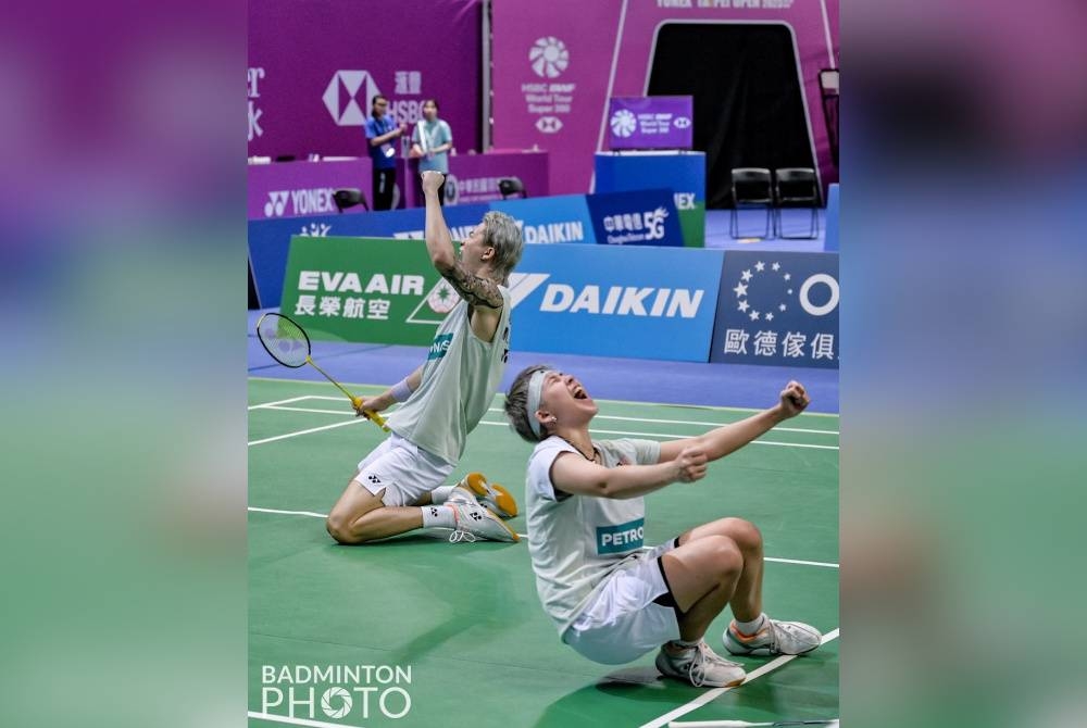 Tang Jie (kiri) dan Ee Wei meraikan kejayaan muncul juara Kejohanan Badminton Terbuka Taiwan pada Ahad. - Foto Badminton Photo