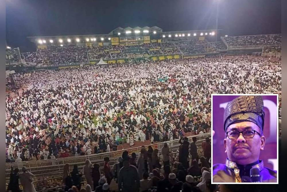 Orang ramai yang hadir pada Himpunan Kedah Berselawat Berbusana di Stadium Darul Aman, Alor Setar pada malam Sabtu. (Gambar kecil: Muhammad Sanusi. - Foto UPDA)