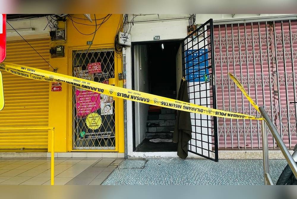 Polis menjalankan siasatan di tingkat satu sebuah rumah kedai yang didiami mangsa bersama teman lelaki serta anak mereka berusia lapan bulan di Taman Song Choon, Ipoh pada Ahad. - Foto Ihsan pembaca