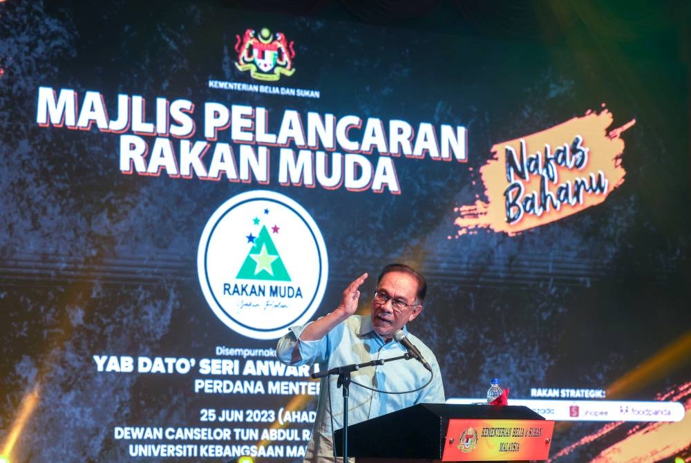 Anwar ketika berucap pada Majlis Pelancaran Rakan Muda Nafas Baharu di Dewan Canselor Tun Abdul Razak, UKM pada Ahad - Foto Bernama