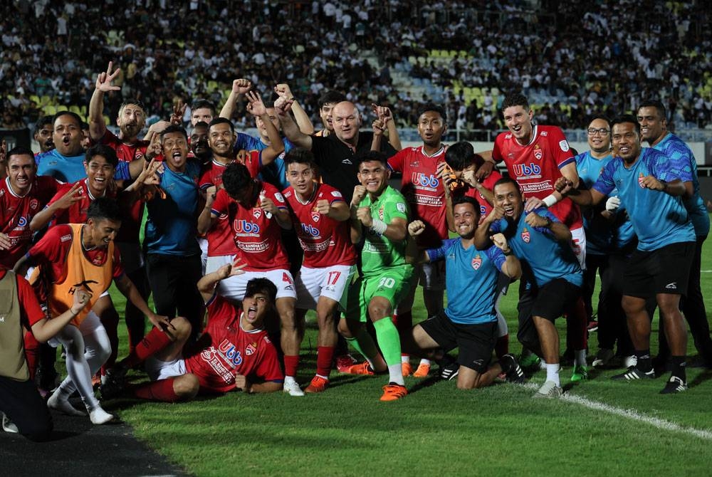 Bojan Hodak (tengah) bersama pemain meraikan kejayaan mereka selepas berjaya menumpaskan TFC menerusi penentuan sepakan penalti pada aksi separuh akhir Piala FA di Stadium Sultan Mizan Zainal Abidin, Gong Badak, malam Ahad. - Foto: Bernama