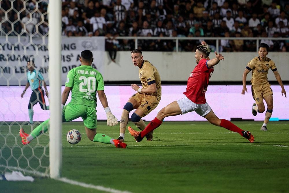 Pemain TFC, Ivan Mamut (tiga dari kanan) melakukan percubaan gol semasa menentang pasukan Kuala Lumpur City FC pada saingan separuh akhir Piala FA di Stadium Sultan Mizan Zainal Abidin, Gong Badak malam Ahad. - Foto Bernama