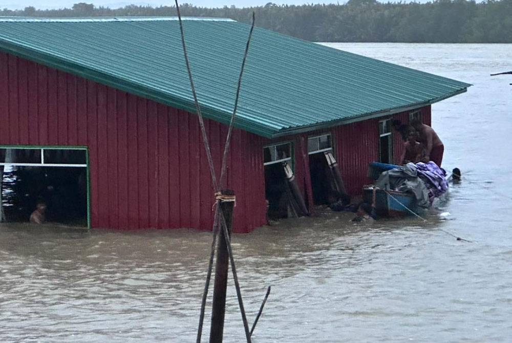 Keadaan rumah tujuh sekeluarga tenggelam akibat ditiup angin kencang dalam kejadian di kawasan perumahan atas air Kampung Kulapis Paris Beluran.