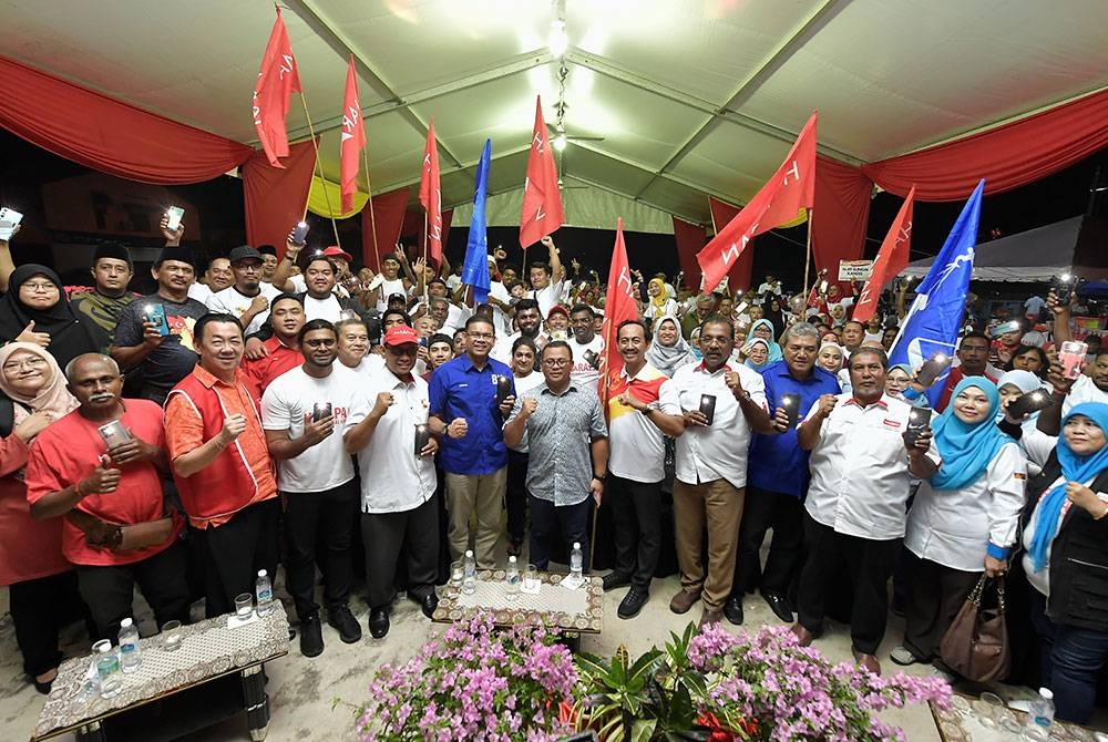 Amirudin (tengah) bergambar ketika hadir pada Jelajah Arus Merah Kuning N.49 DUN Sungai Kandis di Tapak Rakan Muda Seri Andalas, pada Ahad. - Foto Bernama