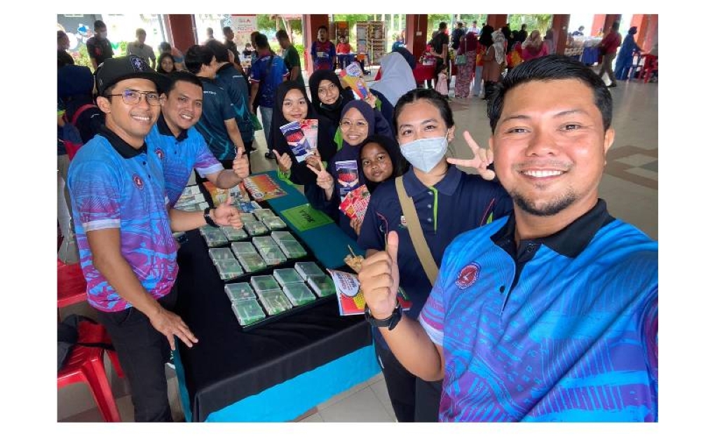 Para pelajar dan kakitangan Unit Pencegahan AADK Pendang yang mengambil bahagian sempena pameran Hari Kokurikulum di Sekolah Menengah Kebangsaan Sungai Tiang.