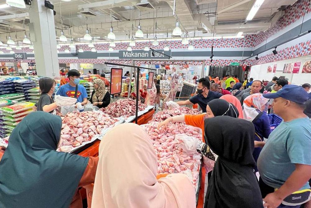 Orang ramai tidak melepaskan peluang mendapatkan paha ayam yang dijual pada harga RM1.20 seketul.