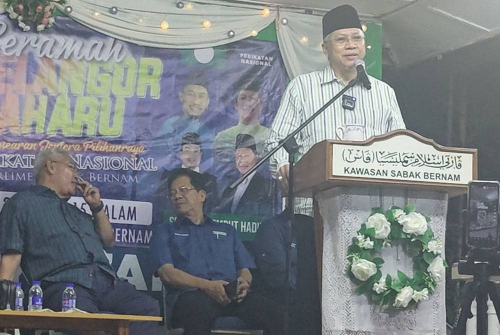 Annuar semasa berucap pada Ceramah Selangor Baharu dan Pelancaran Jentera PN Parlimen Sabak Bernam di Markas Pas Batu 1, Tebuk Pulai di sini pada Ahad malam.