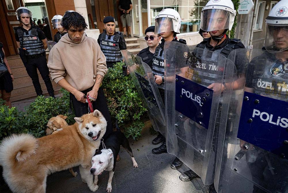 Polis Turkiye melakukan sekatan bagi menghalang perarakan LGBTQ di Istanbul. - Foto AFP