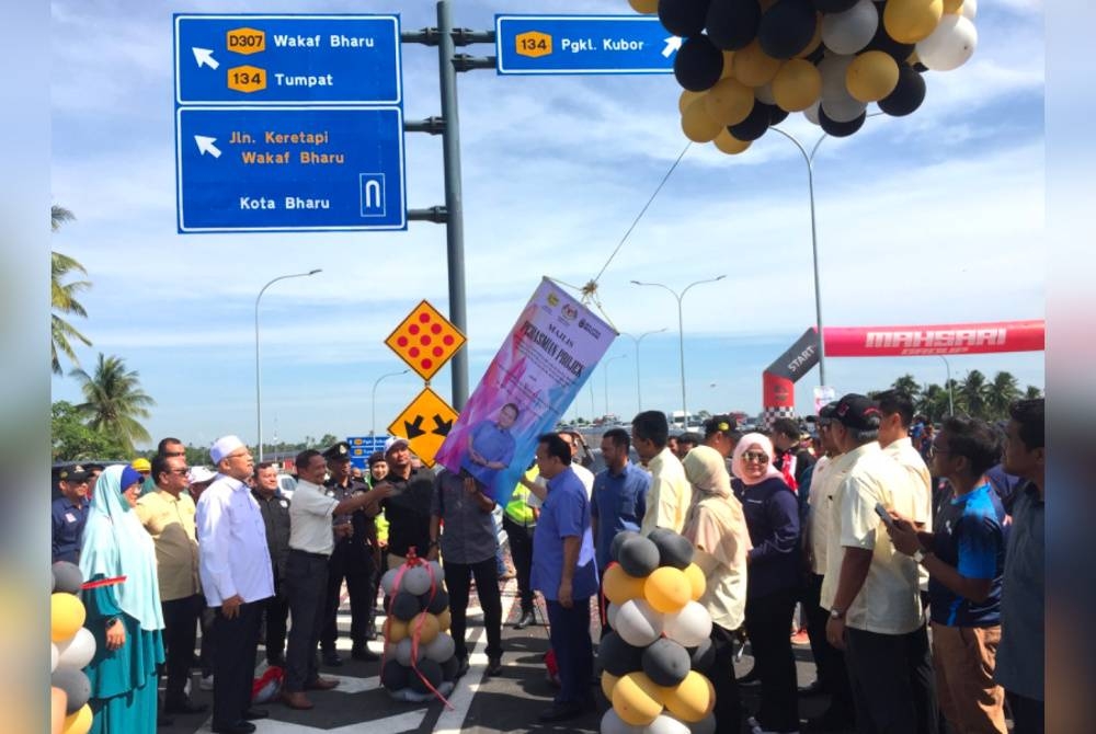 Nanta dan Ahmad (tengah) pada Majlis Perasmian Jejambat Wakaf Bharu, Tumpat.