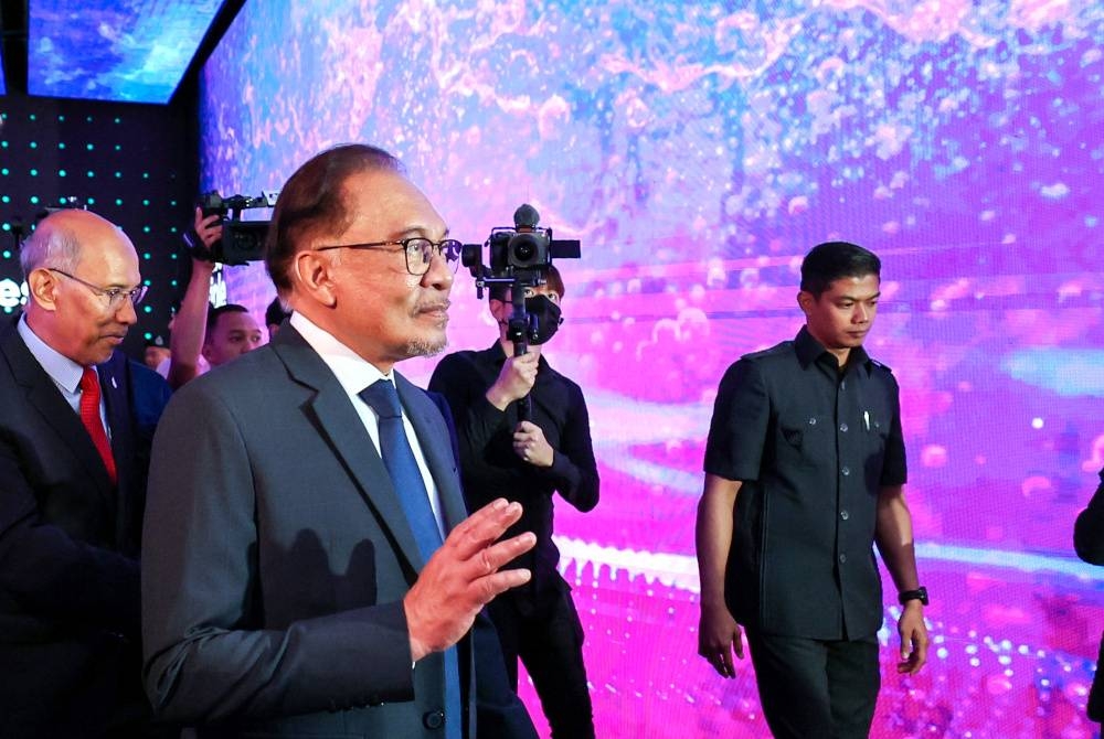 Anwar melawat pameran selepas selesai ucaptama di acara Energy Asia 2023 di Kuala Lumpur pada Isnin. - Foto Bernama